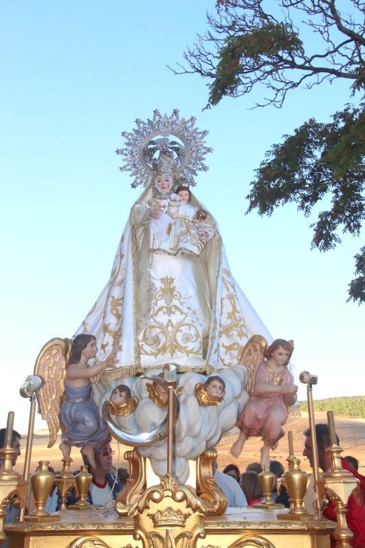 Torquemada se vuelca con la Virgen de Valdesalce en una romería multitudinaria