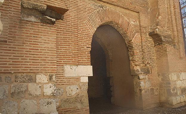 Imagen principal - La puerta-torre del palacio de María de Molina, ubicada en lo que hoy es el recinto del colegio de las Huelgas Reales.