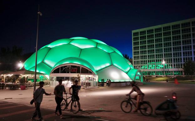 La Cúpula del Milenio, iluminada en verde el Día del Alzheimer.