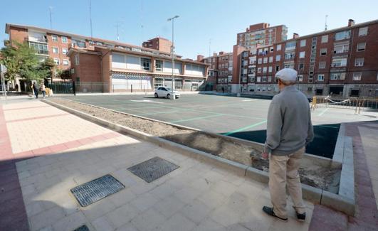 Un vecino observa el nuevo estacionamiento del Cuatro de Marzo. 