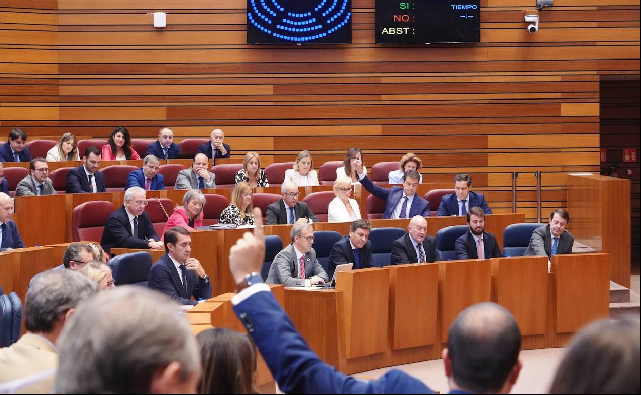 Inicio de un votación, este miércoles, en el pleno de las Cortes de Castilla y León.