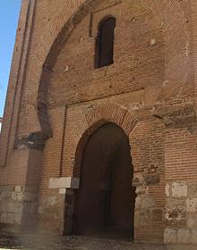 Imagen secundaria 2 - La puerta-torre del palacio de María de Molina, ubicada en lo que hoy es el recinto del colegio de las Huelgas Reales.