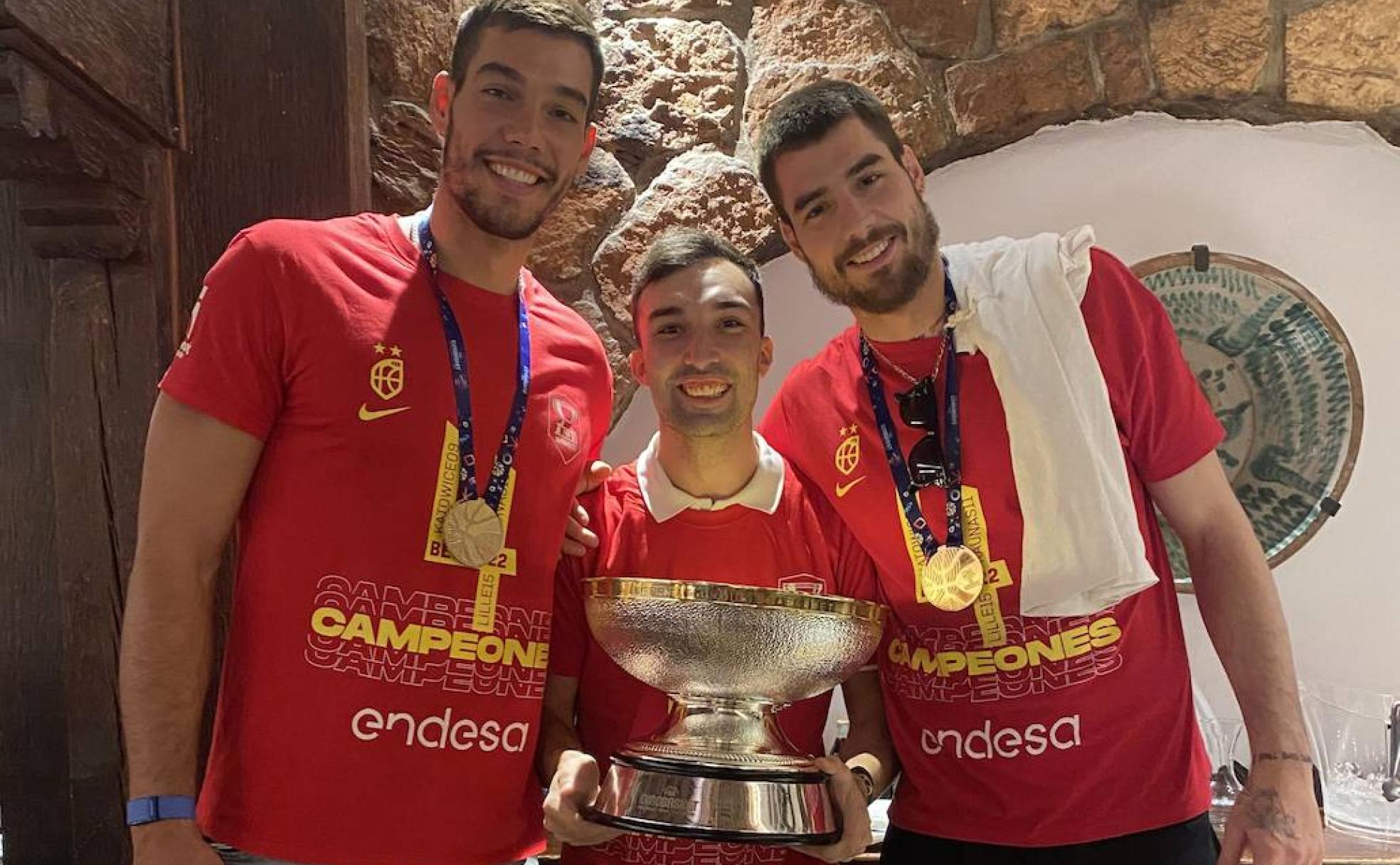 Jonathan de los Ojos, con el trofeo de campeón del Eurobasket, junto a los hermanos Willy y Juancho Hernangómez.