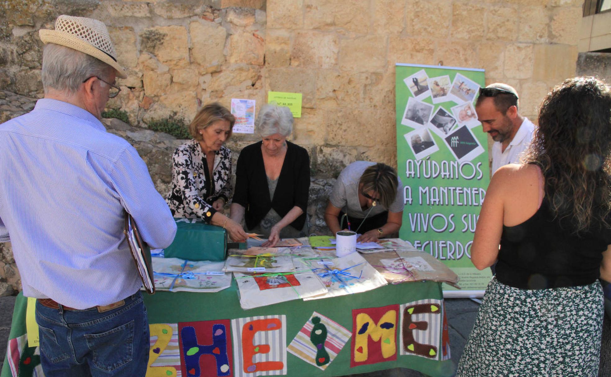 Mesa informativa en AFA Segovia, ayer. 