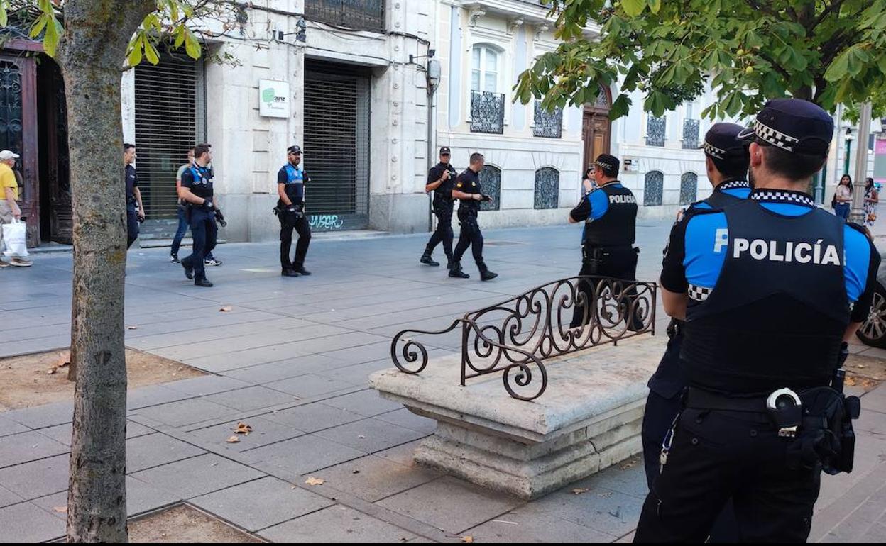 Despliegue policial en la Acera de Recoletos, el martes por la tarde.