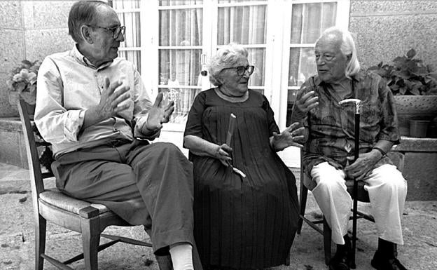 Miguel Delibes, Rosa Chacel y Rafael Alberti, charlando durante un curso de verano de la Complutense, en 1991. La escritora murió dos años después. 