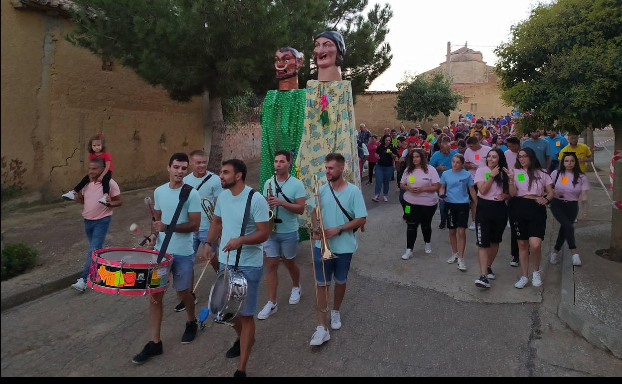 Desfile de las peñas acompañando a los gigantes por las calles del pueblo. 