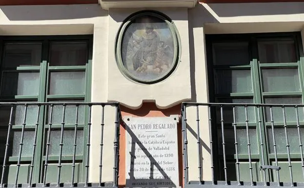La placa de San Pedro Regalado, en la calle Platerías de Valladolid 