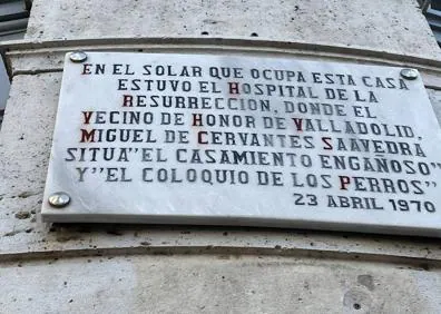 Imagen secundaria 1 - Dos de las placas en honor a Cervantes que se pueden ver en Valladolid 