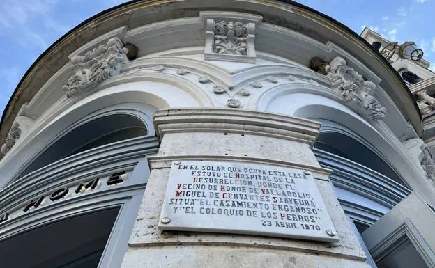 Imagen principal - Dos de las placas en honor a Cervantes que se pueden ver en Valladolid 
