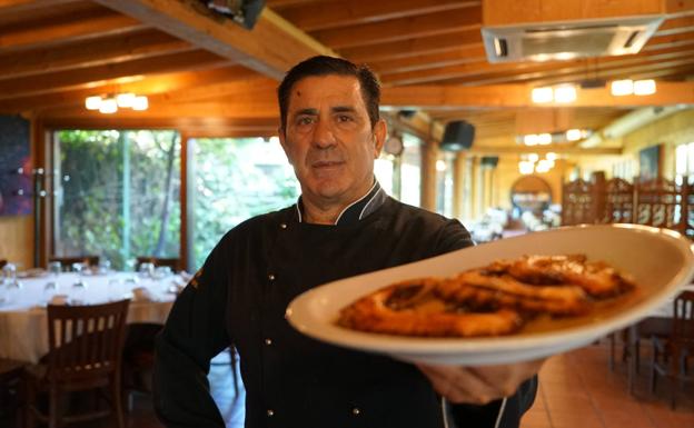 Venancio con 51 años de experiencia en la hostelería y su plato de pulpo recién hecho 