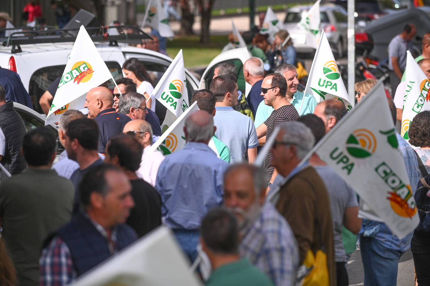 Fotos: agricultores y ganaderos ocupan las calles de Valladolid para salvar al sector