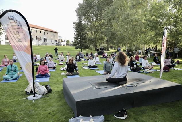 Fotos: Sesión de yoga al aire libre impulsado por Mercedes de la Rosa, CEO y cofundadora del Zentro Urban Yoga (2/2)