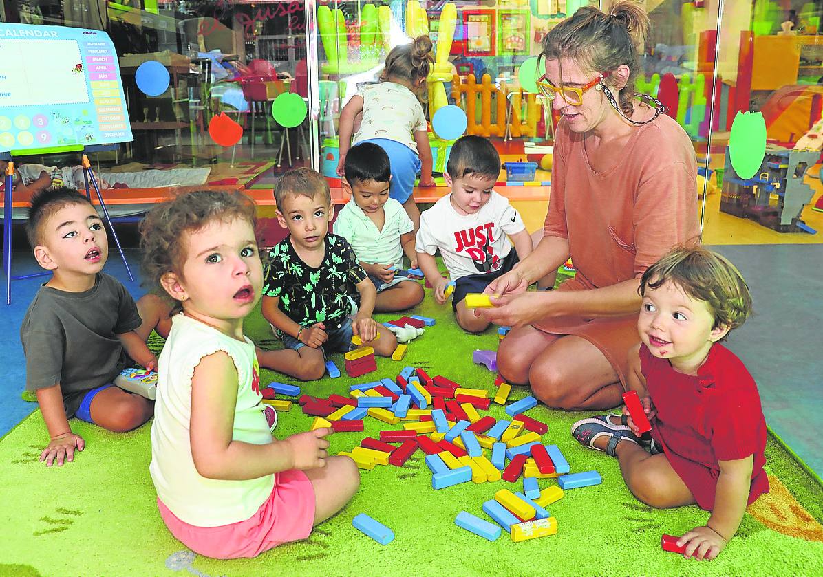 Yolanda Rodríguez atiende a unos niños en su ludoteca. 