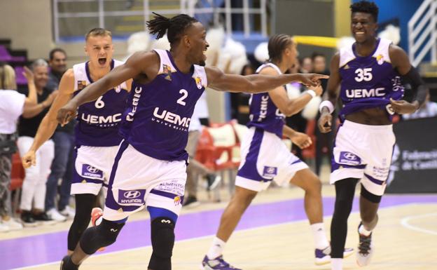 Gantt celebra a la carrera el triple que le dio al Pucela Basket el triunfo y el título. 