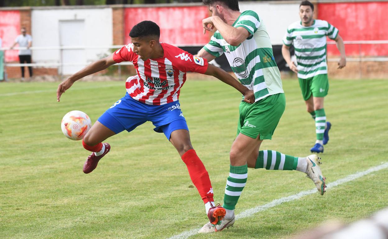 Un jugador del Tordesillas intenta controlar el balón.