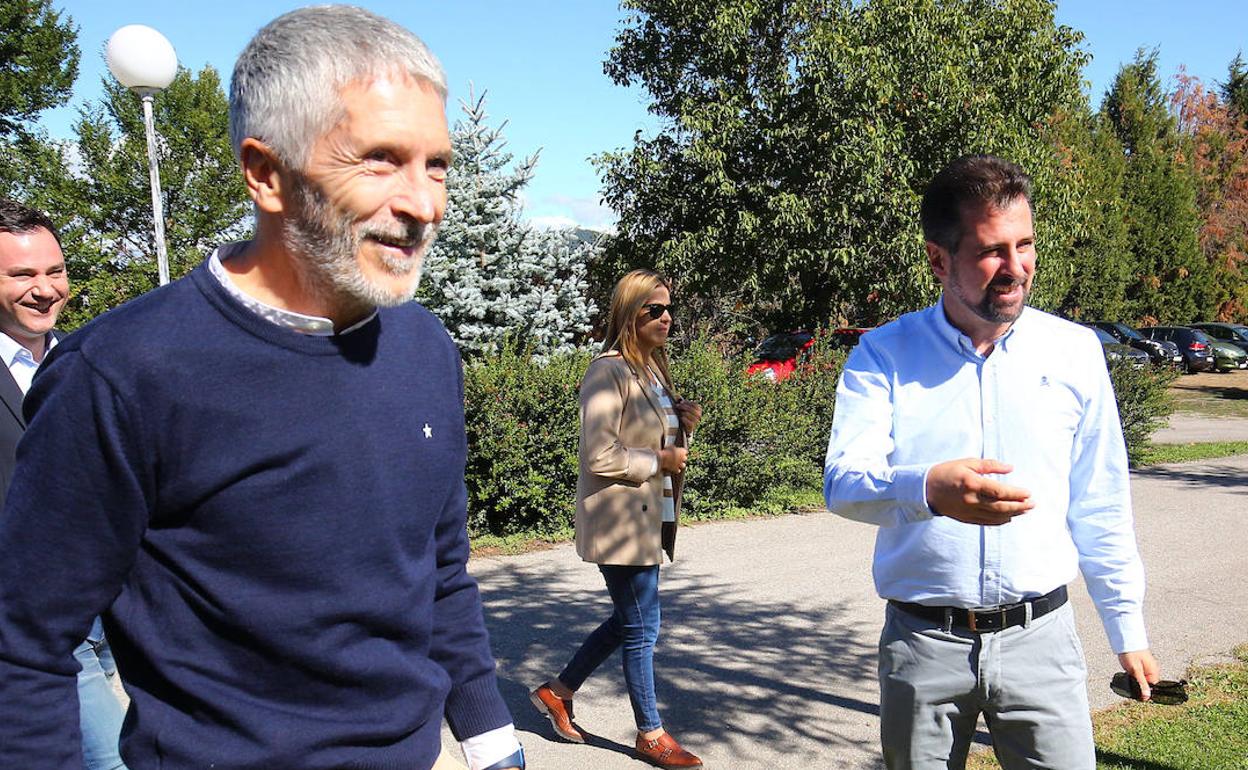 El ministro Grande-Marlaska con Luis Tudanca, en León.