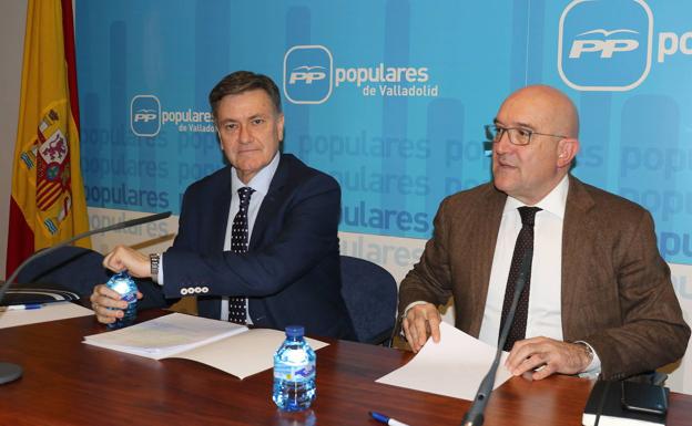 Francisco Vázque y Jesús Julio Carnero, en la sede el PP de Valladolid en un acto antes de la pandemia.