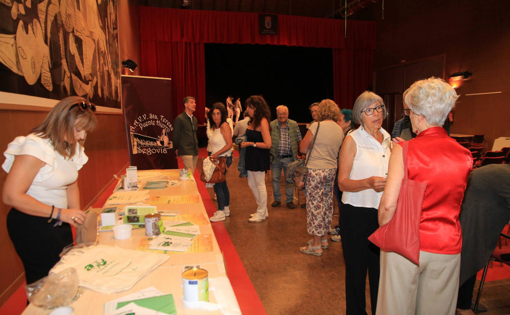 Primera edición de la Feria Provincial de Vecinos, celebrada este sábado en San Cristóbal de Segovia.