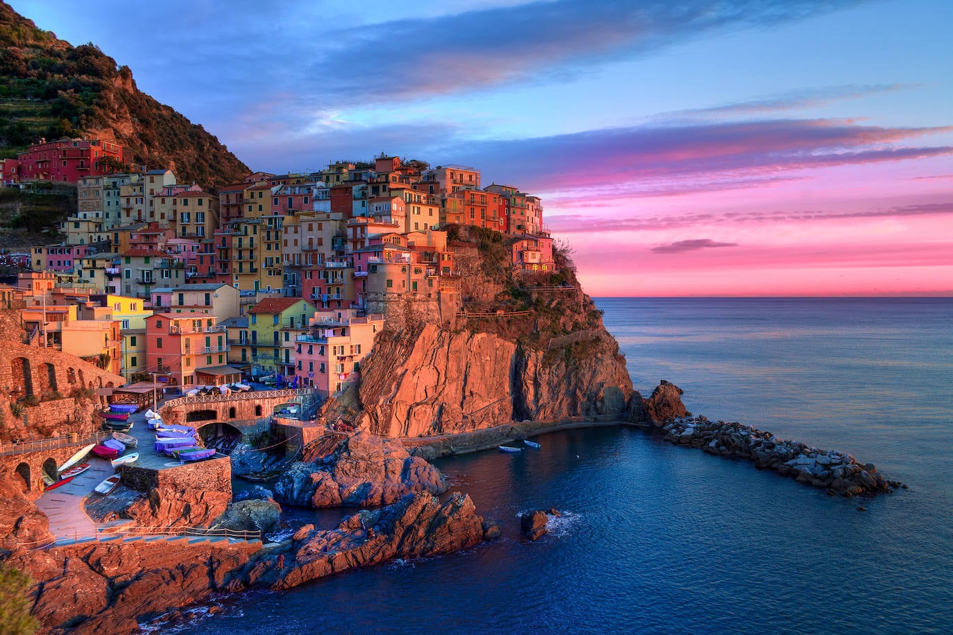 Cinque Terre está formado por cinco pueblos maravillosos: Monterosso, Vernaza, Corniglia, Manarola y Riomaggiore, cada uno con un encanto especial e incomparable de los otros.