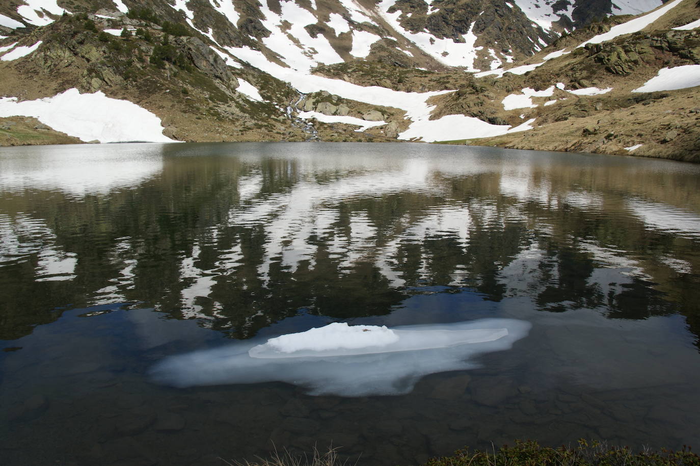 Los lagos recogen las aguas del pico Tristaina, y una popular ruta senderista permite acceder a las tres lagunas de diferentes tamaños y profundidades.