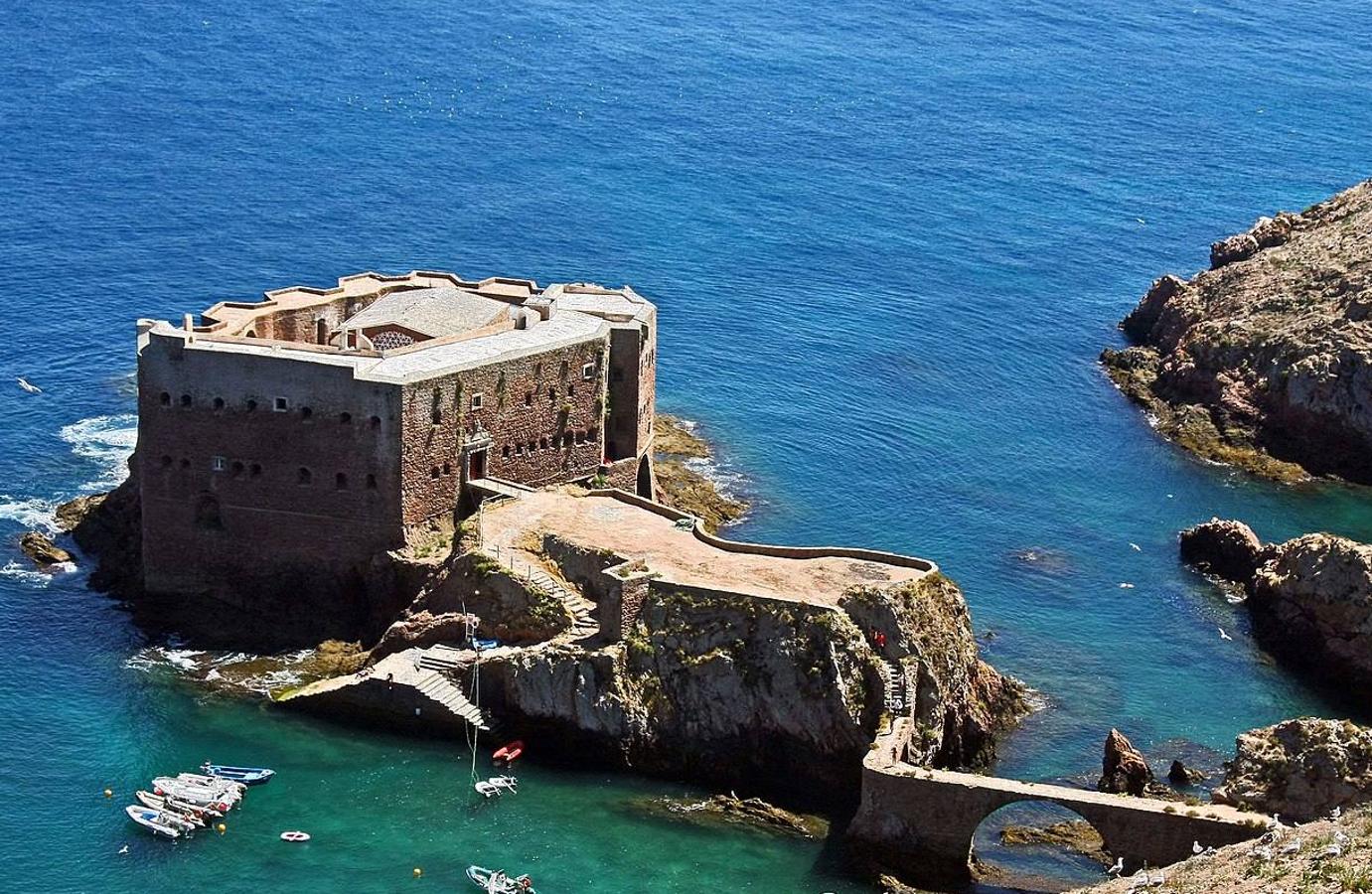 Fortaleza de San João Baptista en la isla de Berlenga ( Portugal) | El archipiélago de las Berlengas es un reducto de naturaleza en estado casi salvaje. Solo la isla de Berlanga tiene habitantes durante todo el año.