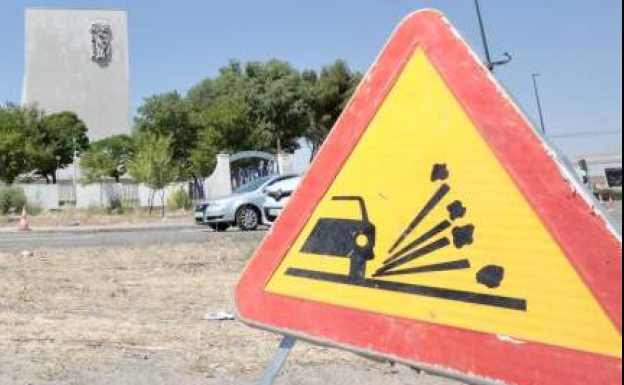 Señalización que indica proyección de gravilla.