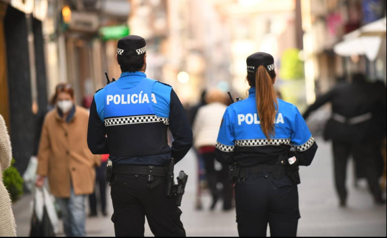 Dos agentes de la Policía Local de patrulla. 