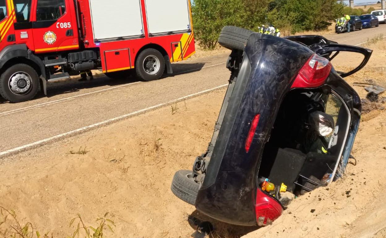 Vehículo volcado en la cuneta a la altura de Castronuño. 