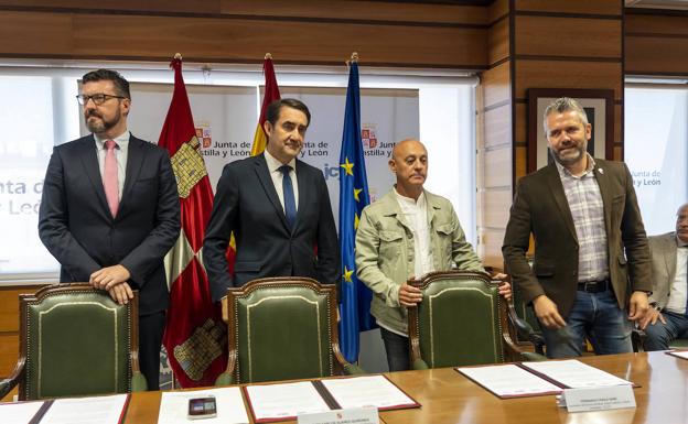 El consejero Suárez-Quiñones, con los representantes autonómicos de CEOE, CC OO y UGT.