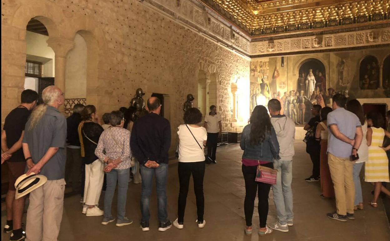 Turistas en una visuta guiada por el Alcázar de Segovia. 