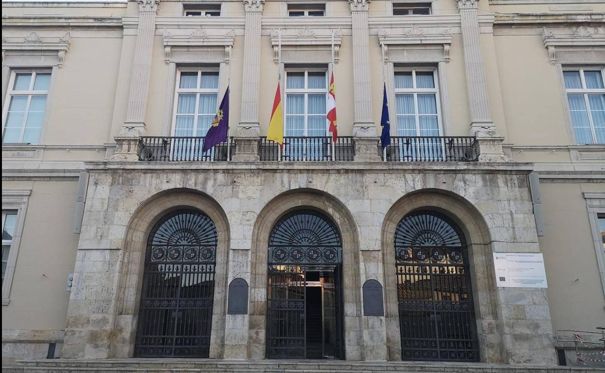 Banderas a media asta en el Ayuntamiento de Palencia, este lunes.