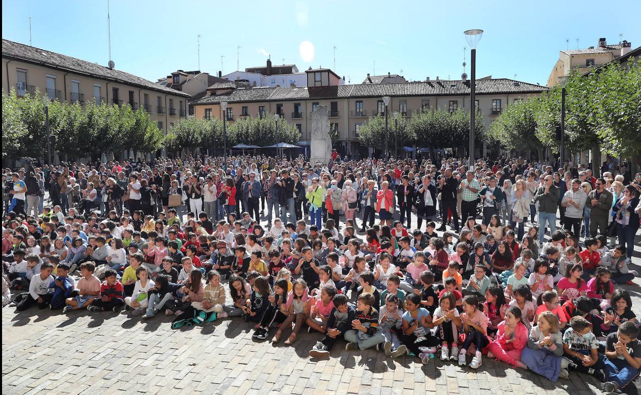 Alumnos del Padre Claret, el colegio de los hijos de la víctima, llenaron las primeras filas de la concentración convocada por las instituciones para condenar el crimen. 