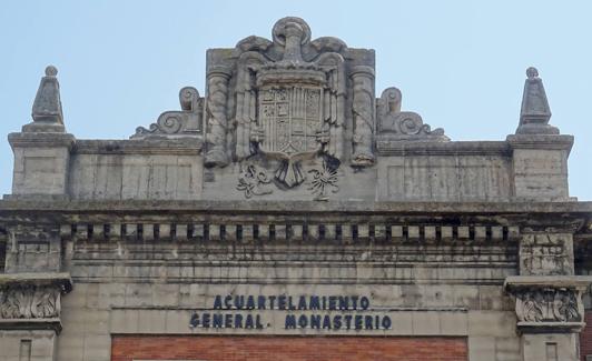 Escudo, de la época franquista, del antiguo cuartel de Artillería General Monasterio. 