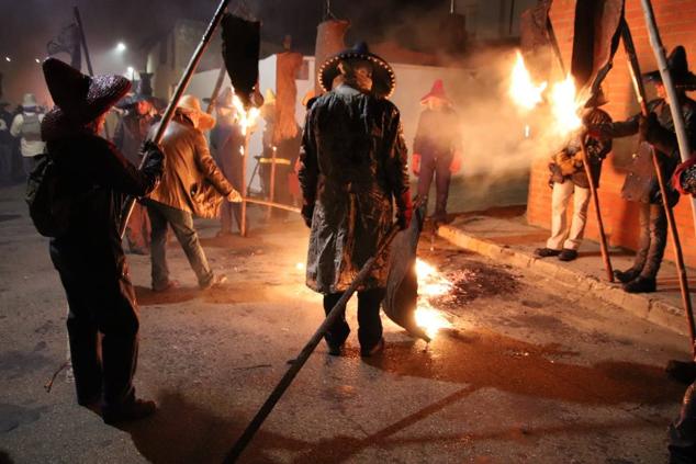 Fotos: La procesión Cívica de El Vítor de Mayorga, en imágenes