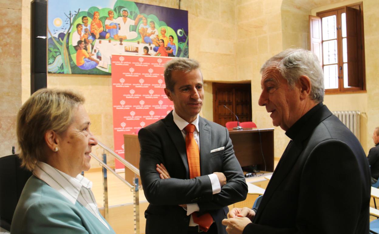 El obispo de Salamanca, Mons. José Luis Retana, ha saludado a los responsables provincial y autonómico de Escuelas Católicas antes de su comparencia ante los medios de comunicación. 