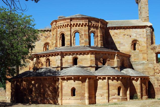 El monasterio de Santa María de Moreruela (Zamora). Fue un monasterio perteneciente a la orden cisterciense ubicado en las cercanías del municipio Granja de Moreruela, en el noroeste de la provincia de Zamora. El monasterio se halla en un lugar apartado de los núcleos de población, junto a la denominada Vía de la Plata. Se considera uno de los primeros monasterios cistercienses edificados en la península ibérica.