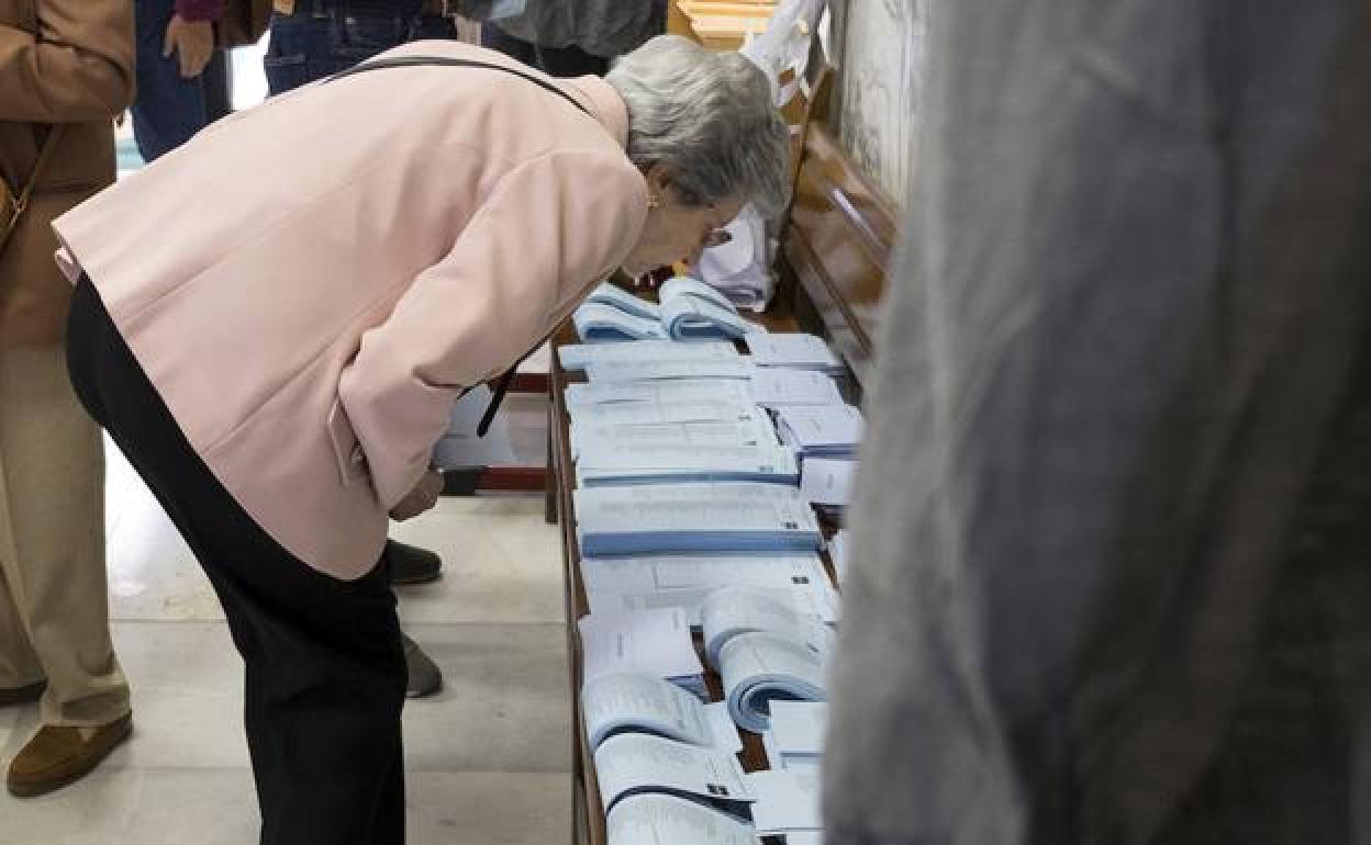 Una mujer revisa las papeletas electorales en las últimas elecciones al Ayuntamiento de Salamanca. 