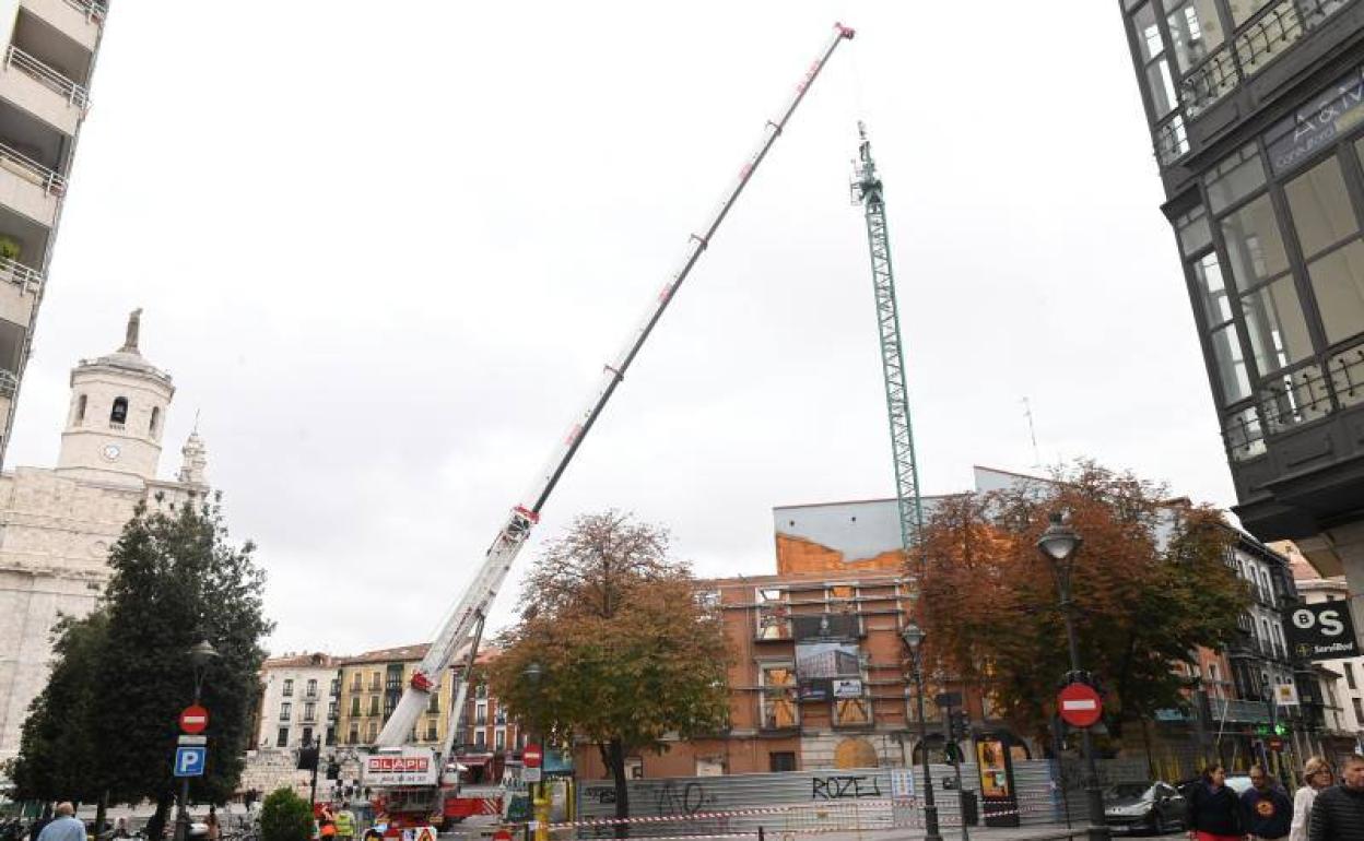 Instalación de la grúa en la plaza de la Libertad para la construcción del edificio del Penicilino. 