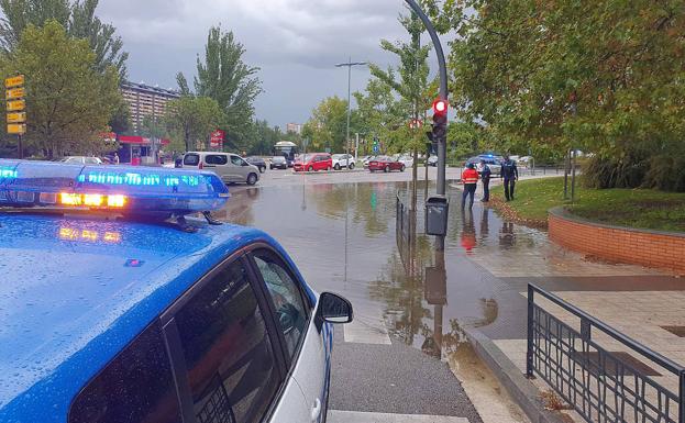 Imagen. Balsa de agua en la plaza de San Bartolomé, al borde de la avenida de Burgos. 