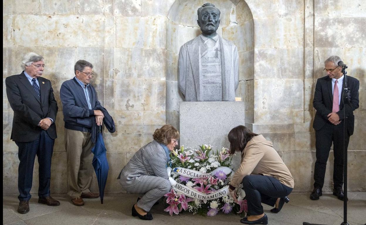 La Universidad de Salamanca celebra el 'Día de Unamuno' mediante una ofrenda floral ante el busto de Victorio Macho en el Palacio de Anaya. 