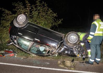 Imagen secundaria 1 - Imágenes del accidente entre Villasrubias y Robleda.