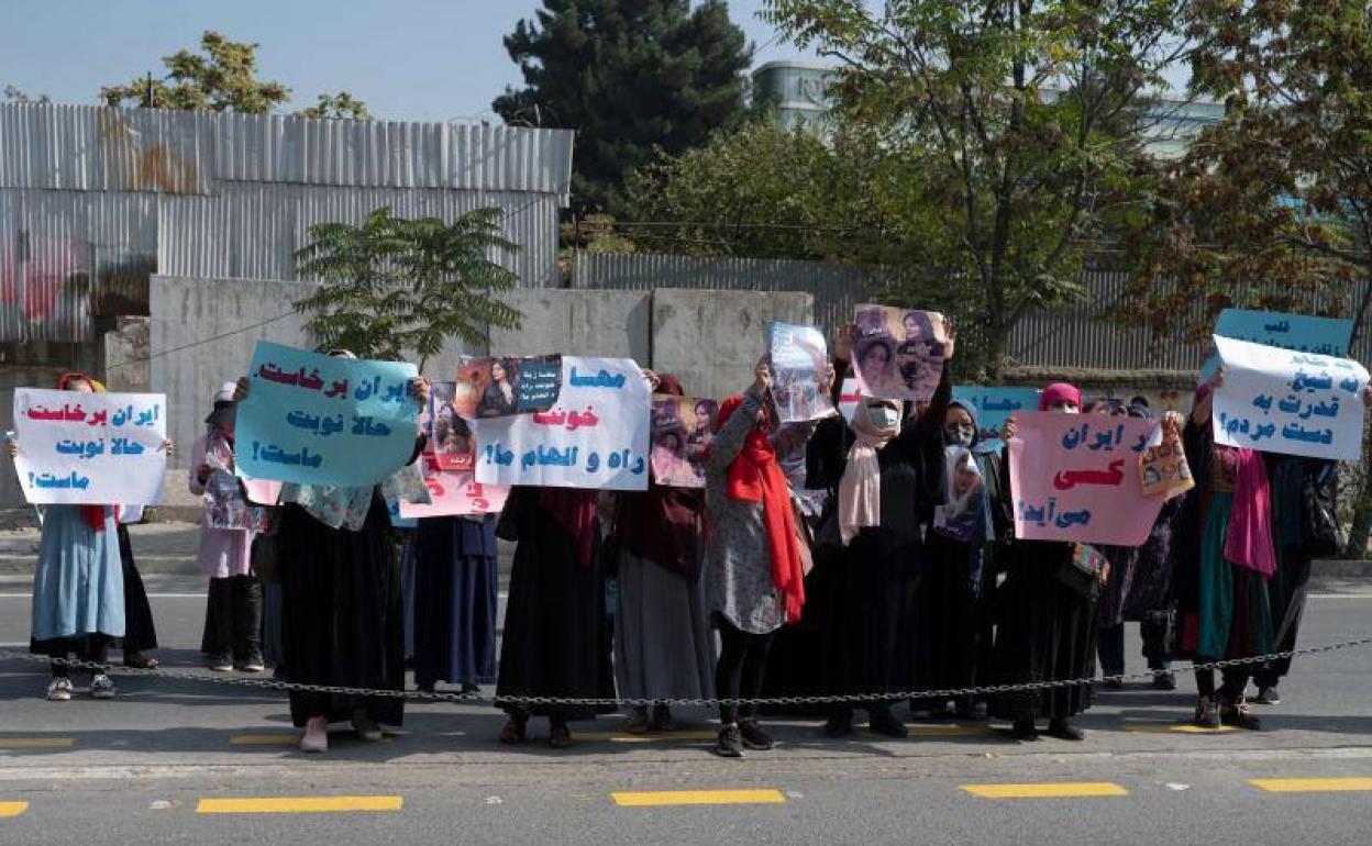 Protesta de mujeres afganas frente a la embajada de Irán en Kabul, antes de ser dispersada por los talibanes.