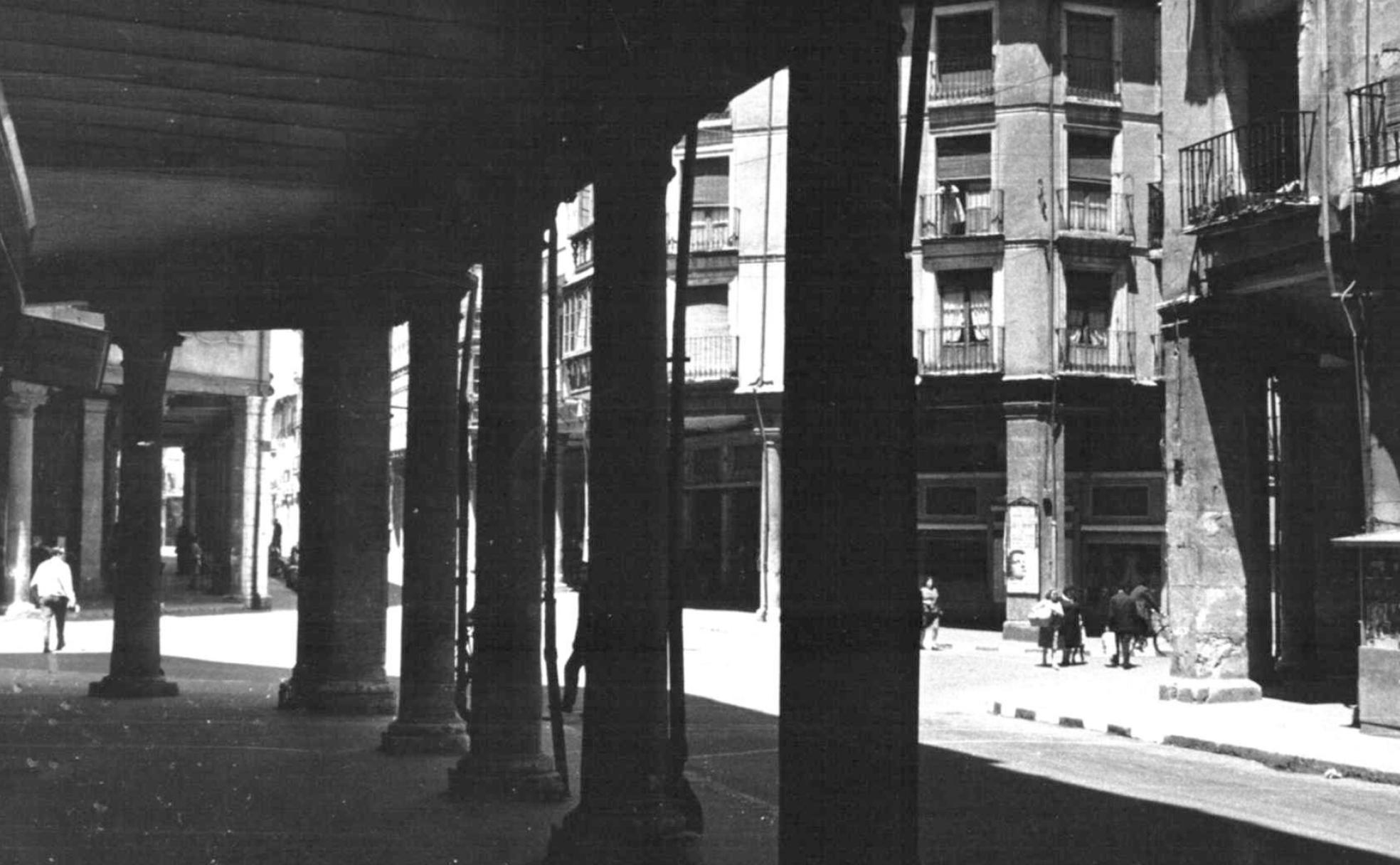 Soportales de la calle Vicente Moliner en 1962. 