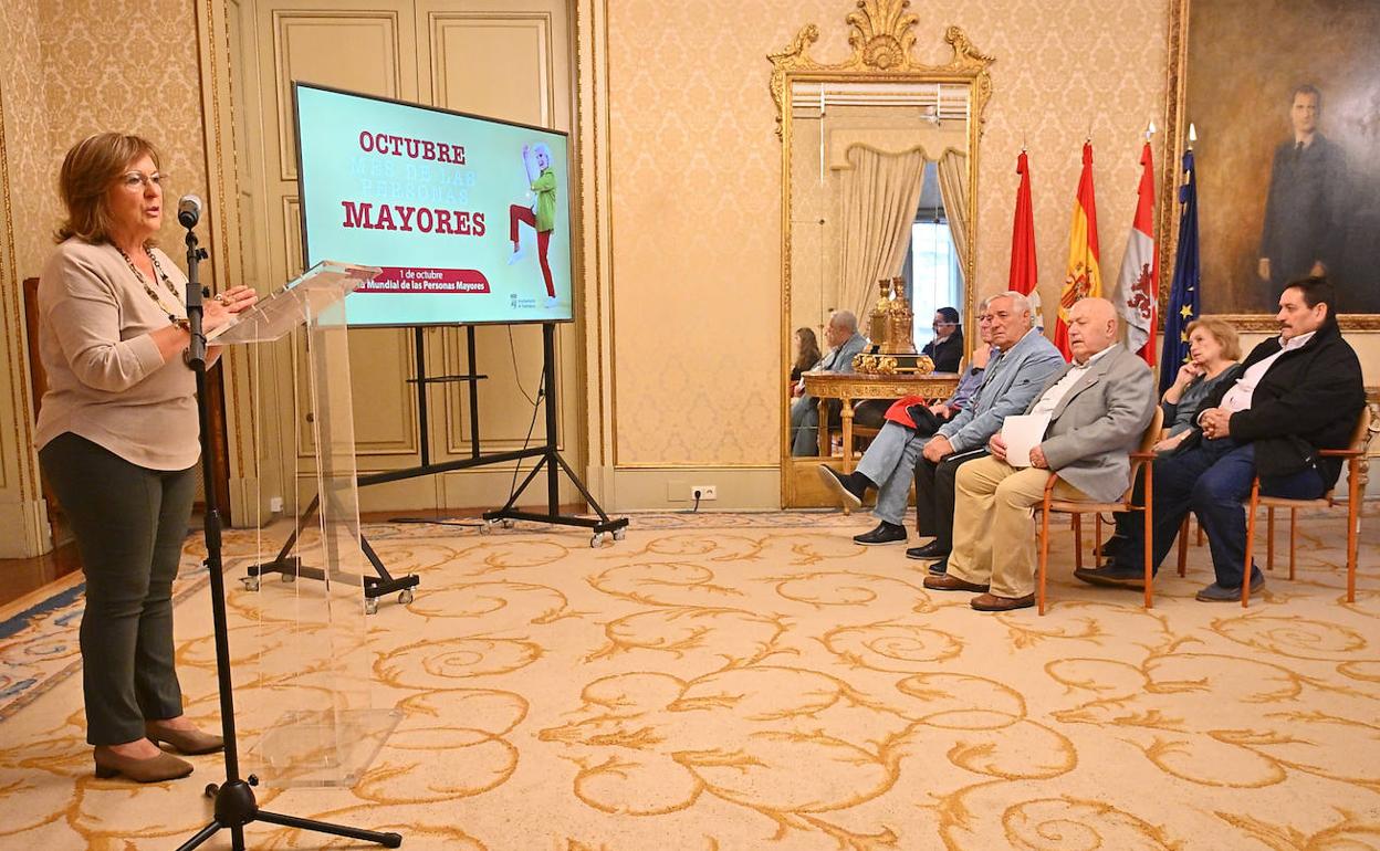 La concejala de Mayores, Isabel Macías, durante la rueda de prensa. 