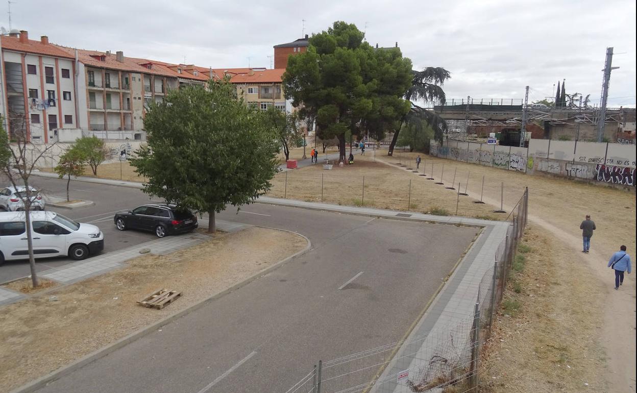 Terrenos de la plaza de la India, ya vallados, donde se construirá la sede de la Once. 