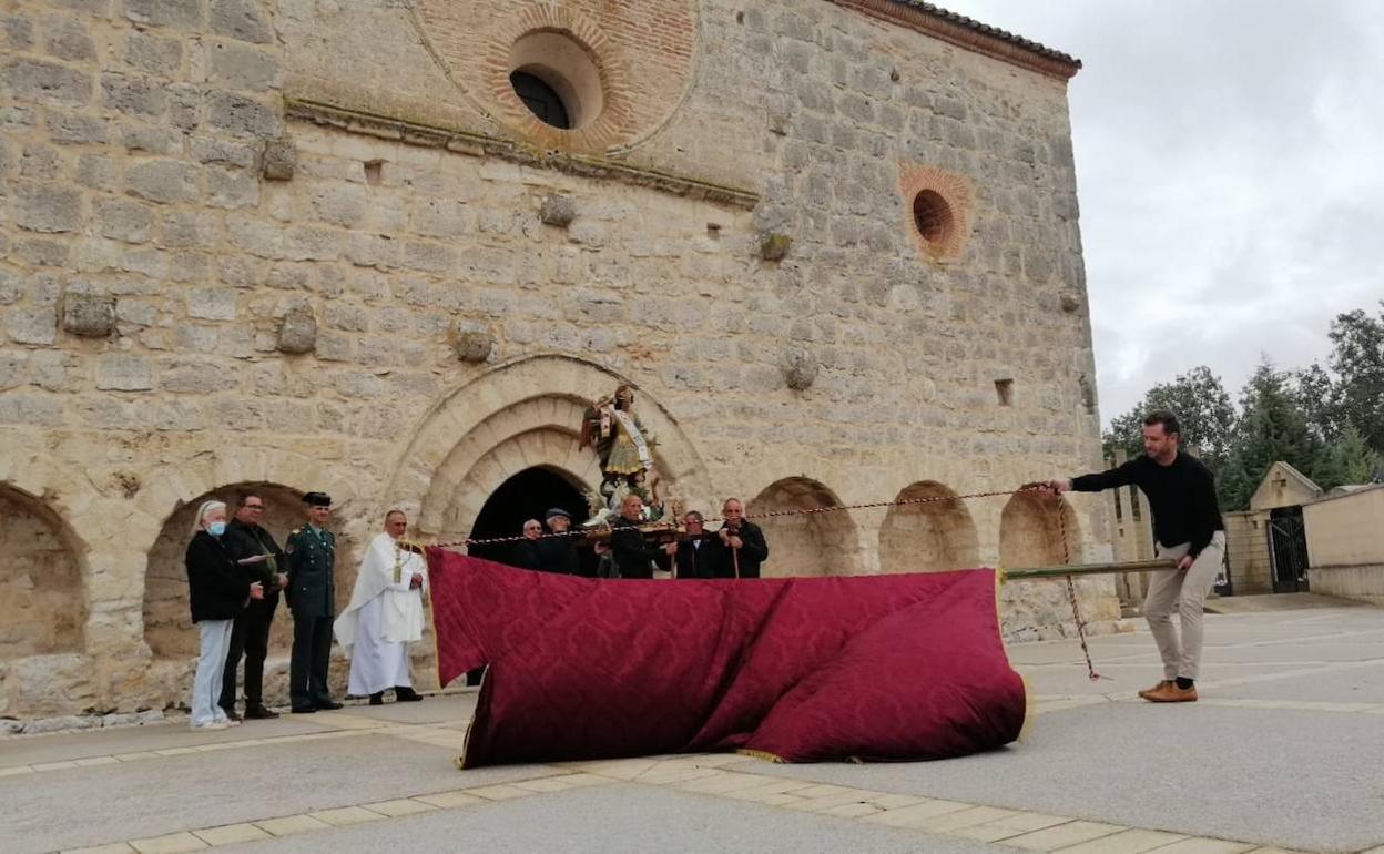 Procesión a San Miguel Arcángel, ante la iglesia de la misma advocación 