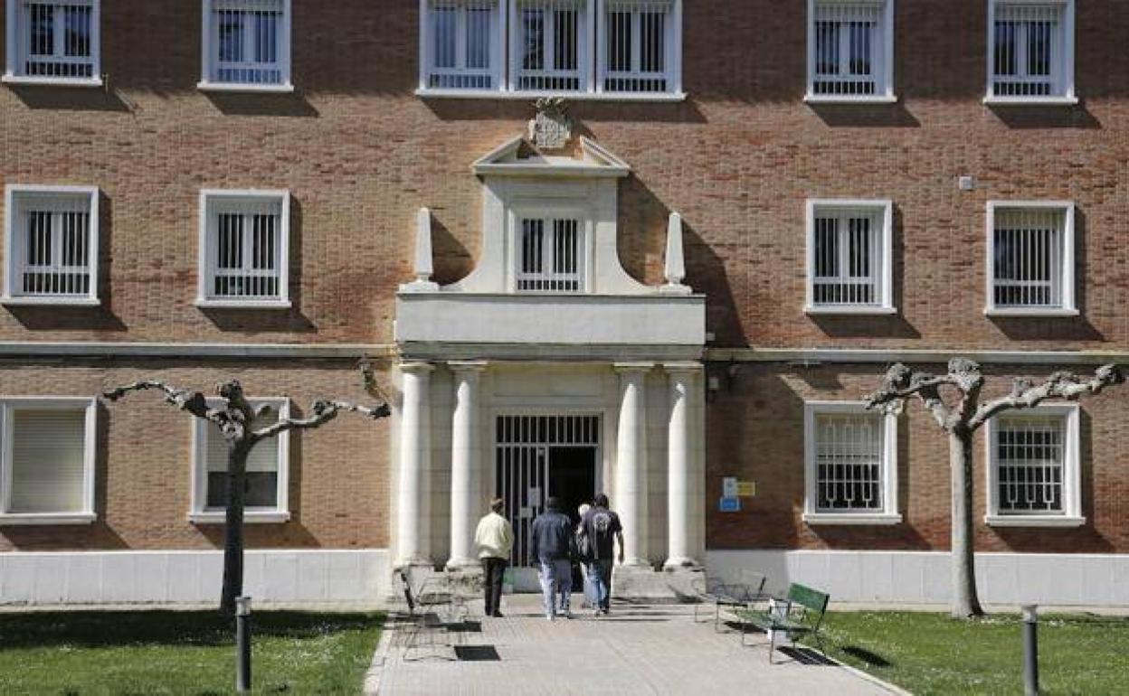 Acceso a las instalaciones de la Escuela de Enfermería, en el complejo de San Telmo. 