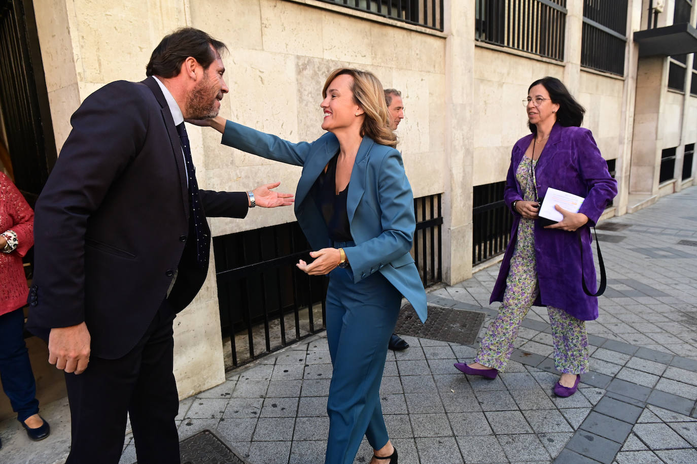 Fotos: La ministra de Educación participa en un programa de radio en las Teresianas, Valladolid