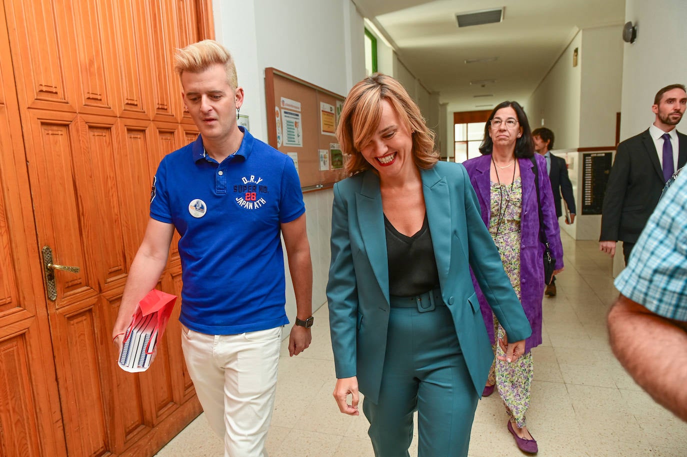 Fotos: La ministra de Educación participa en un programa de radio en las Teresianas, Valladolid